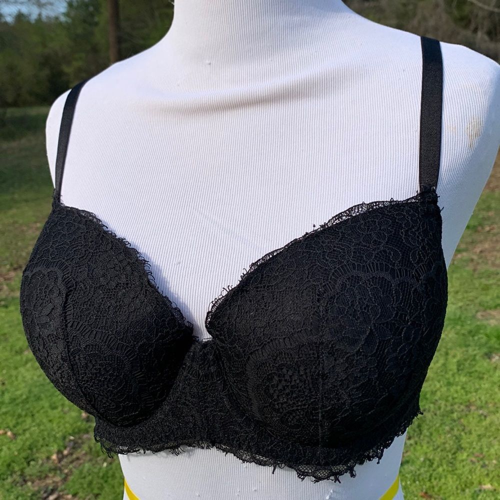 Victoria’s Secret Sexy Black Lace Lightly Lined Bra Size 34DD?